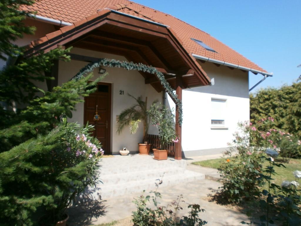 Feher Rozsa Apartman Сержегтомай Екстер'єр фото